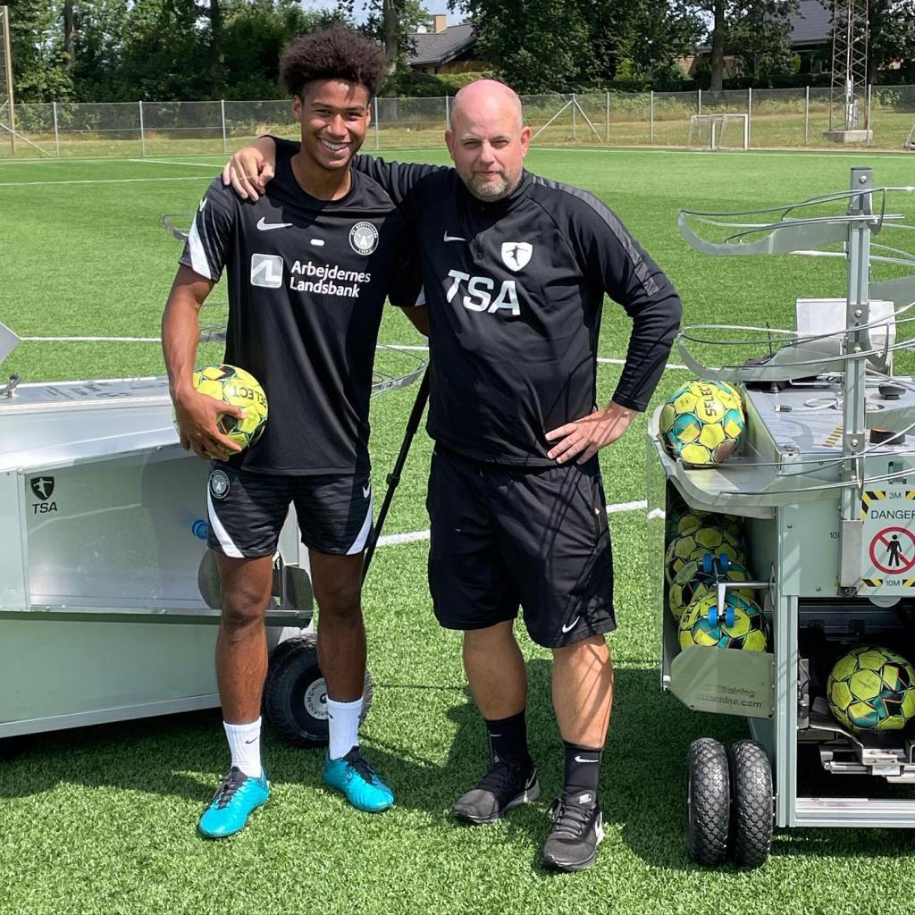 Spørgsmål i går på SMS: “Du skriver dit første blogindlæg om FCM – kan AGF nu ikke bare fortsætte med at påstå, at du arbejder for ulvene fra FC Midtjylland?”